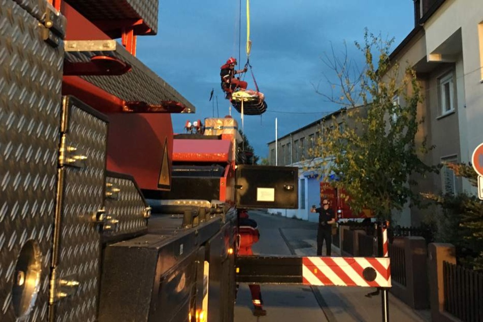 Die Einsatzkräfte trotzten den Umständen und beförderten den Mann aus der Wohnung.
