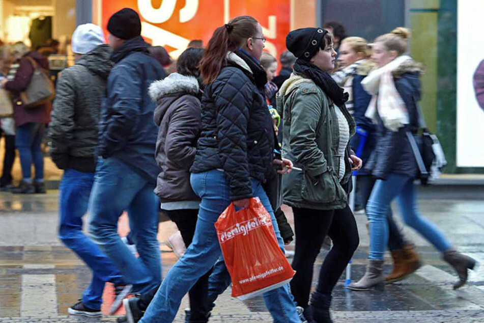 Trotz sehr durchwachsenen Winterwetters wurde am Samstag auf Dresdens Prager
Straße eifrig geshoppt.