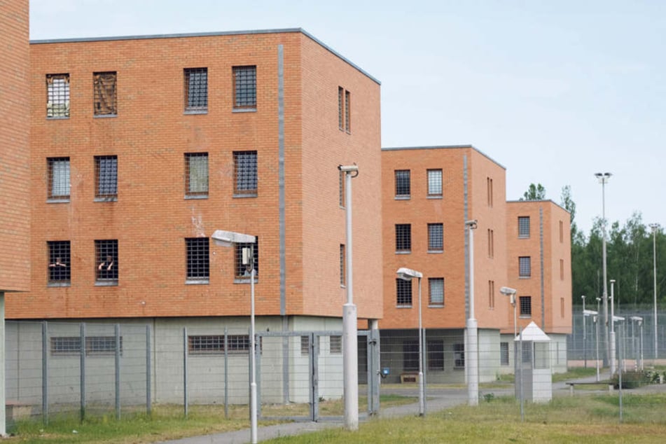 Die Jugendstrafvollzugsanstalt in Regis-Breitingen. Jedem, der zu Unrecht hinter Gittern saß, steht finanzielle Entschädigung zu. Das Geld kann nur trösten, entgangenes Lebensglück bringt es nicht zurück.