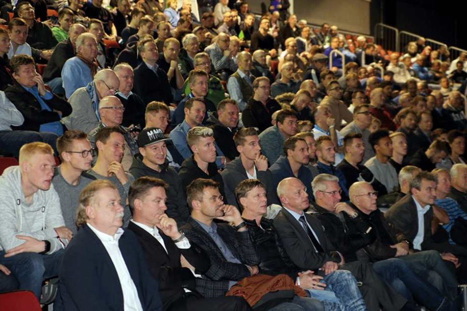 Auf der CFC-Mitgliederversammlung sprachen 900 Mitglieder, Gäste und Spieler Tacheles.