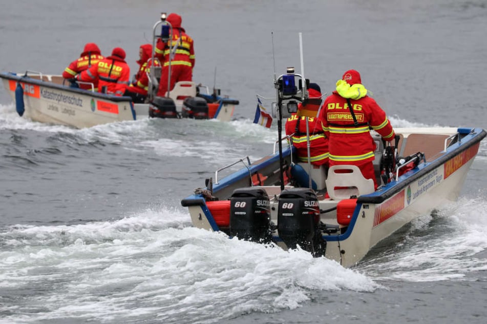 Das Team der DLRG bei einer Übung. Bei solch einem ähnlichen Training ist das Boot mit der verunglückten Rettungsschwimmerin gekentert. (Symbolbild)