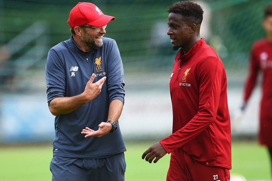Hat wegen der starken Konkurrenz bei Liverpool unter Trainer Jürgen Klopp (l.) nur geringe Einsatzchancen: Divock Origi (r.).