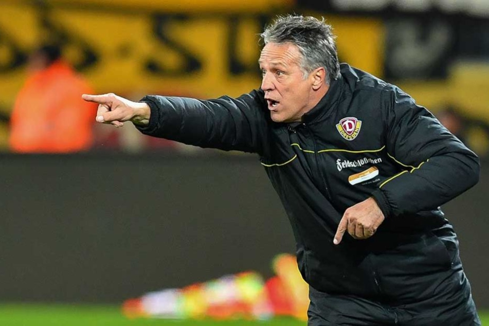 Uwe Neuhaus zeigt's an: Mit Dynamo könnte es heute weiter nach oben gehen. Mal seh'n, wen und was der Trainer auf seinem Zettel hat.