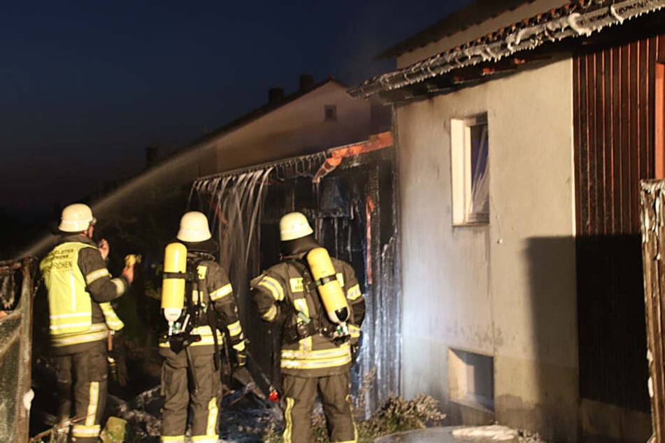 Nächtlicher EInsatz für die Floriansjünger. Die Polizei ermittelt nun, ob ein Brandstifter dahinter steckt.