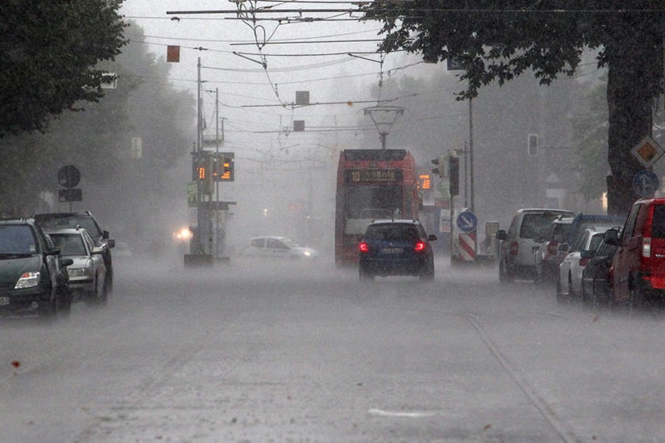 Der Deutsche Wetterdienst warnt vor Gewittern und Starkregen in Sachsen.
