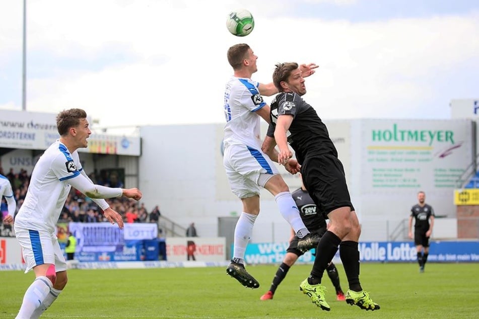 Ronny König (r. beim Kopfballduell mit Moritz Heyer) musste angeschlagen vom Platz und bangt um seinen Einsatz im Sachsenpokal-Halbfinale am Mittwoch beim Chemitzer FC.