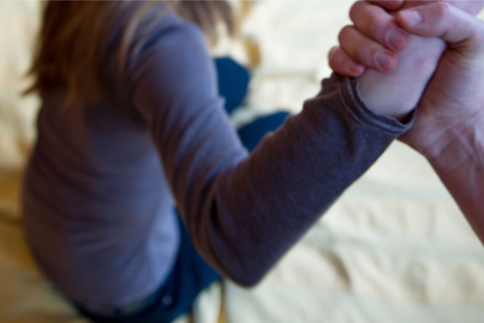 Der Angeklagte gab zu, mehrfach mit der 13-Jährigen geschlafen zu haben (Symbolbild).