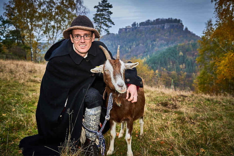 Ziegenhirte Patu verlässt sich beim Abtrieb von den Bergwiesen auf seine Leitziege Lexa – störrisch und widerspenstig sind die Tiere aber trotzdem.