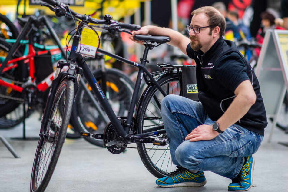 Gut für die Stadt geeignet: Alexander Rönitz von "Lucky Bike" präsentiert auf der Messe auch günstige Trekking-Fahrräder.
