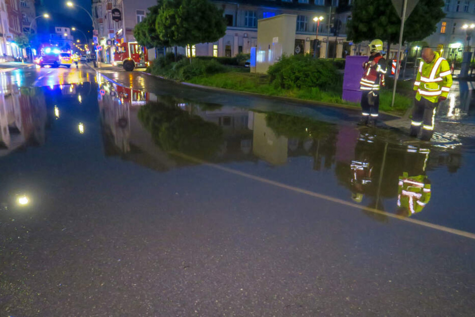 Unter anderem musste die Bahnhofstraße kurz gesperrt werden weil die Straße komplett unter Wasser stand.