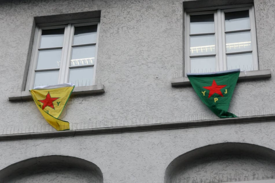 Die Fahnen der nordsyrischen Milizen YPG und YPJ sind in Deutschland verboten.
