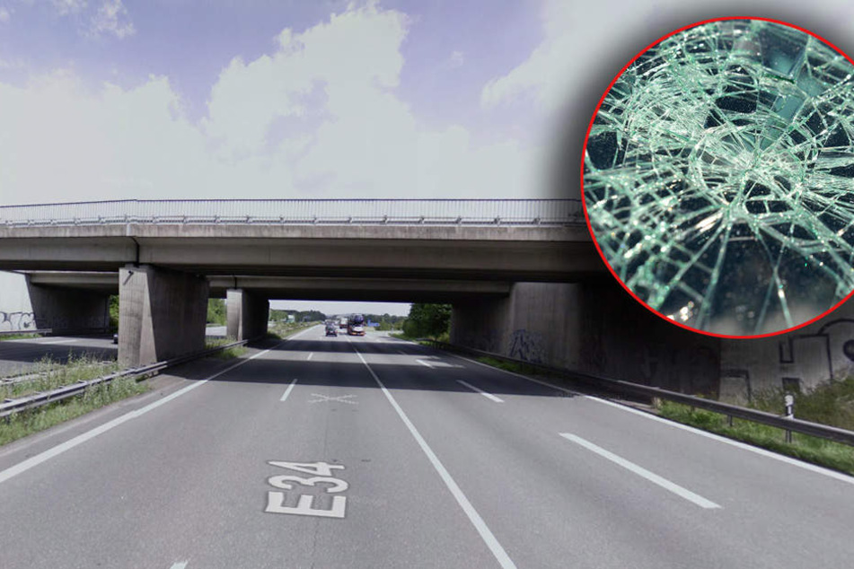 Kurz vor der Ausfahrt Ostwestfalen/Lippe wurde die Windschutzscheibe des Autos getroffen. (Symbolbild)