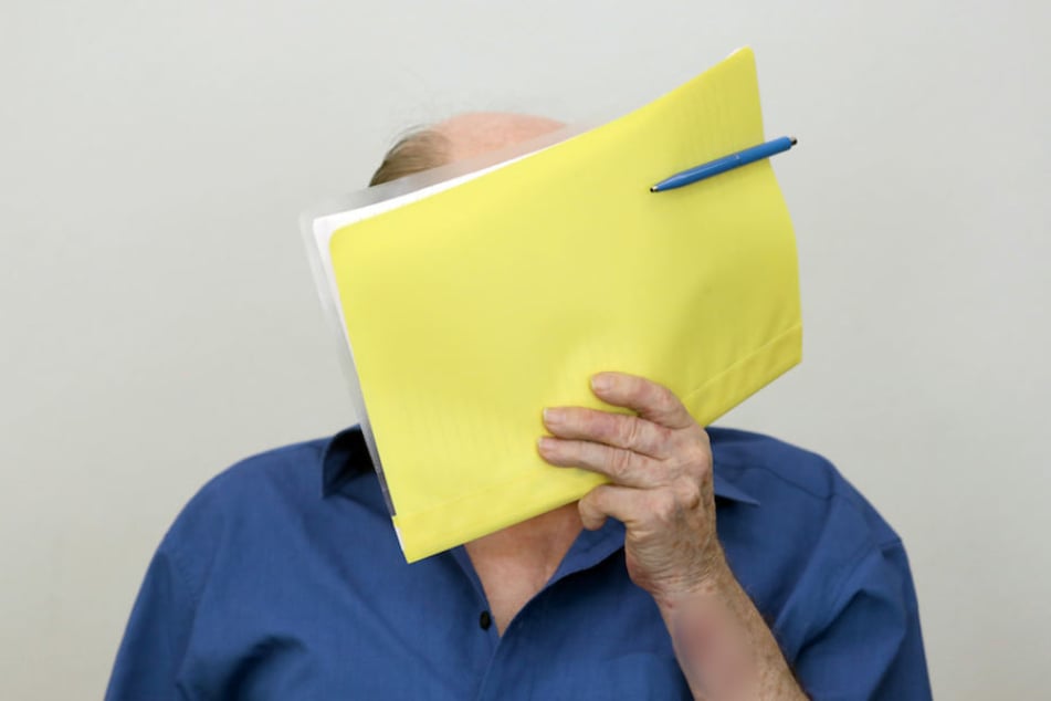 Der Angeklagte vor dem Landgericht Neubrandenburg.