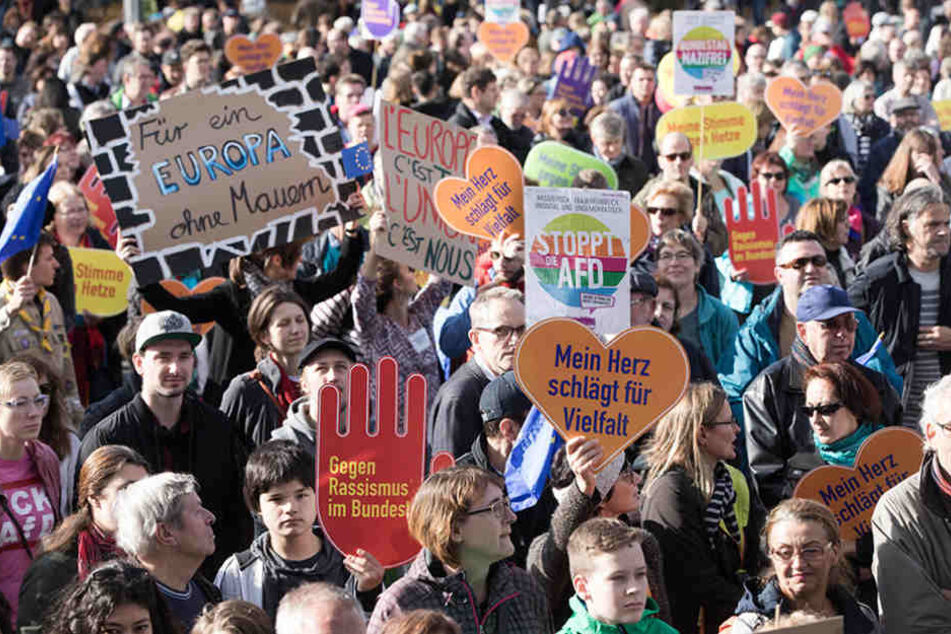Tausende Menschen haben sich am Platz des 18. März in Berlin zu einer "Demonstration gegen Hass und Rassismus im Bundestag" versammelt.