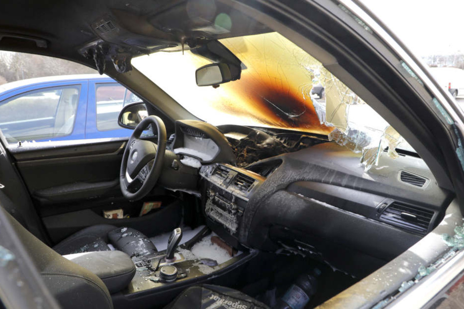 Das Feuer war im vorderen Bereich des BMW ausgebrochen.