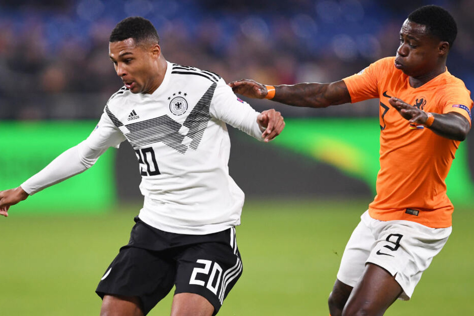 Steven Bergwijn (r.) soll das Interesse des FC Bayern München geweckt haben.
