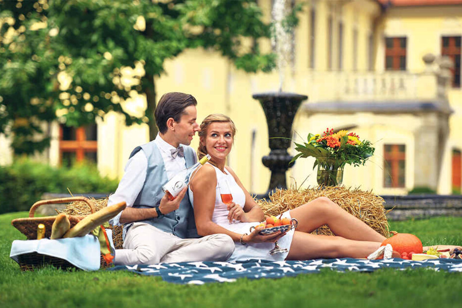 Zum Picknick in den Park von Schloss Proschwitz: Ronny Schmidt (31) schenkt
Katharina Kremtz (27) ein Glas Rosé ein.