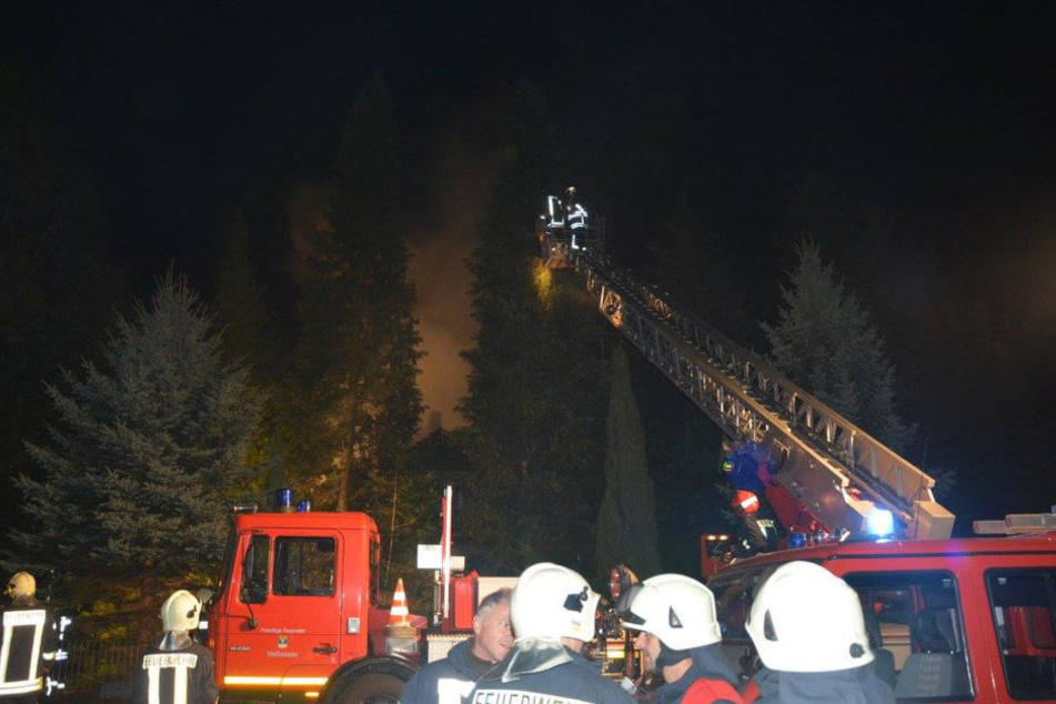 Der Mann lebte laut Polizei allein. Die Ermittlungen zur Brandursache dauern an.
