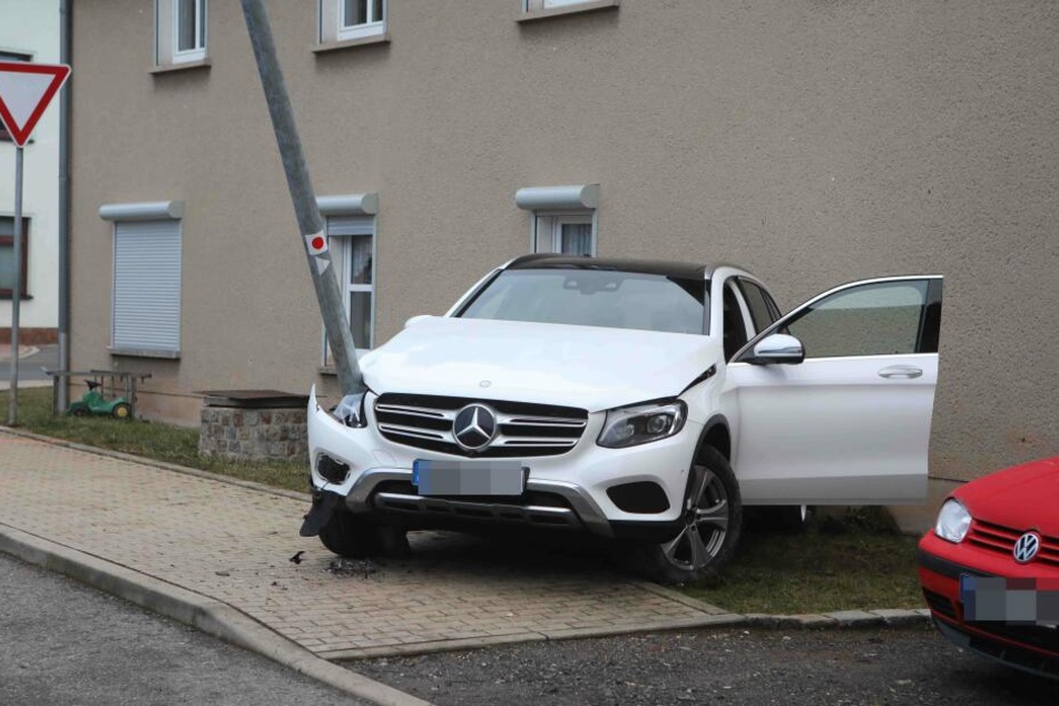 Der Mercedes wurde von dem Laternenmast durchbohrt, ist jetzt nur noch Schrott.