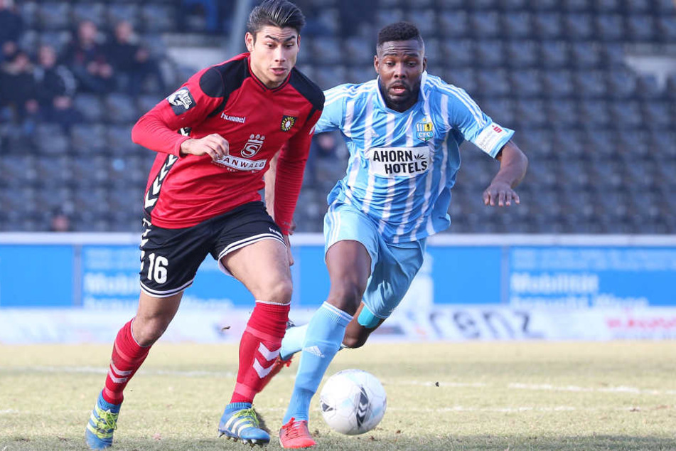 Nicht nur in dieser Szene enteilte Ex-CFC-Angreifer Mario Rodriguez (l.) beim
2:2 in Großaspach seinem Gegenspieler Emmanuel Mbende.