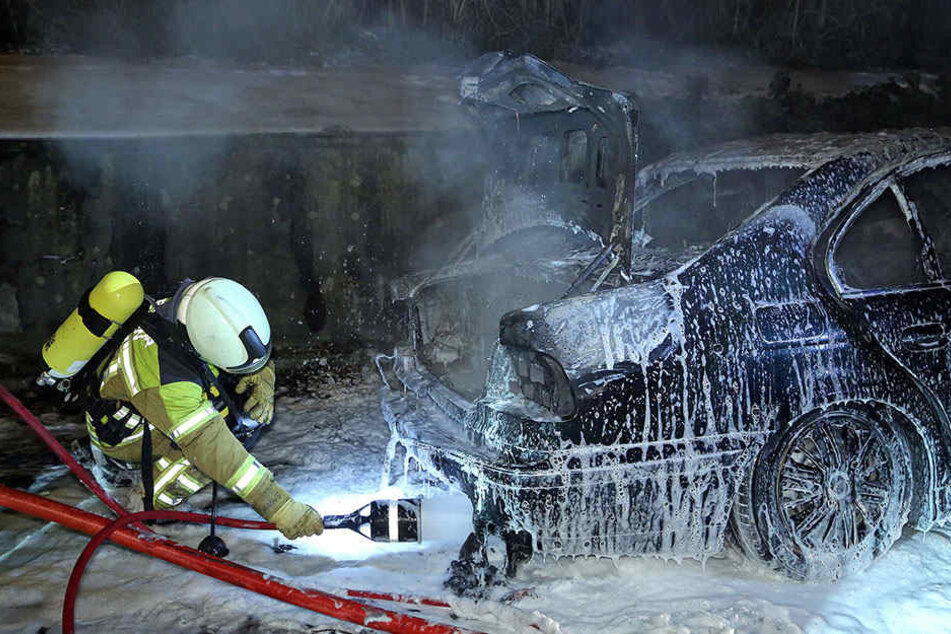 Als die Feuerwehr eintraf, war der BMW bereits reif für die Schrottpresse.