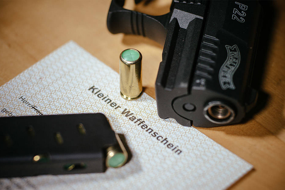 Mit einem kleinen Waffenschein dürfen Schreckschuss- und Gaspistolen geführt werden.
