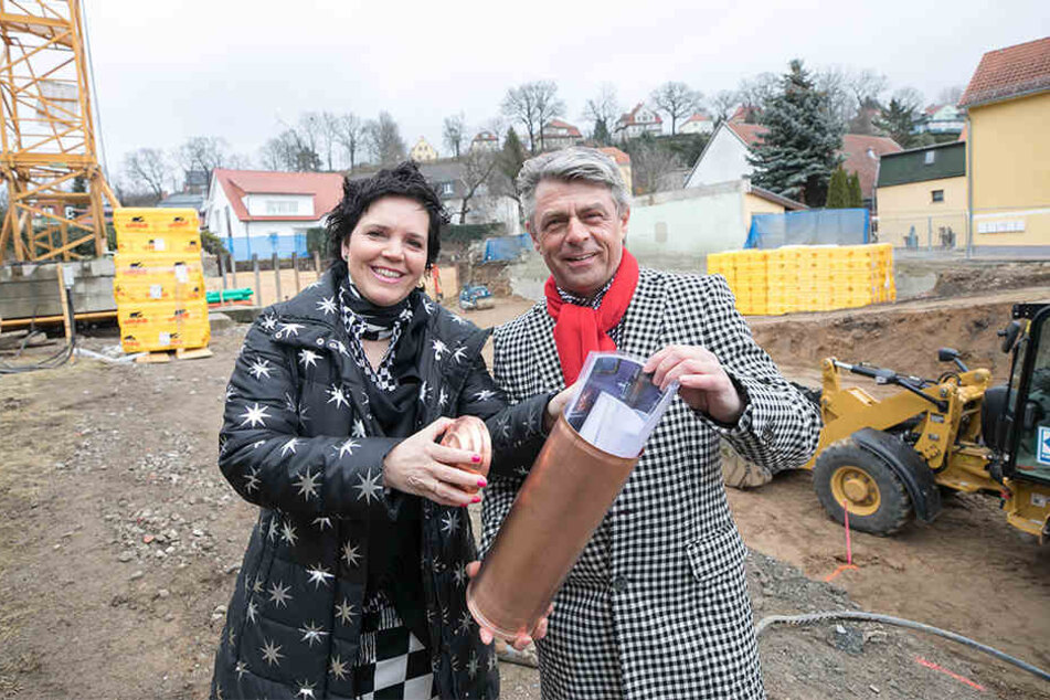 Architektin Annette Katrin Seidel legt mit ihrem Mann Uwe den Grundstein für das Showroom-Hotel "Laurichhof" in Pirna-Copitz.
