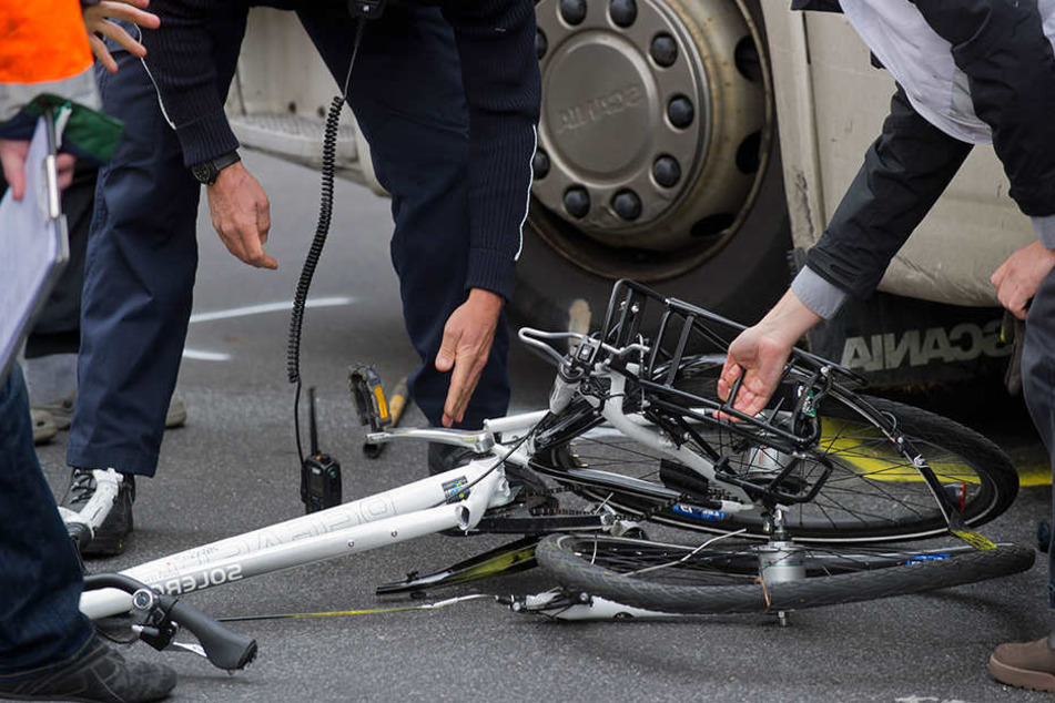 Der Radfahrer wurde lebensbedrohlich verletzt. (Symbolbild)
