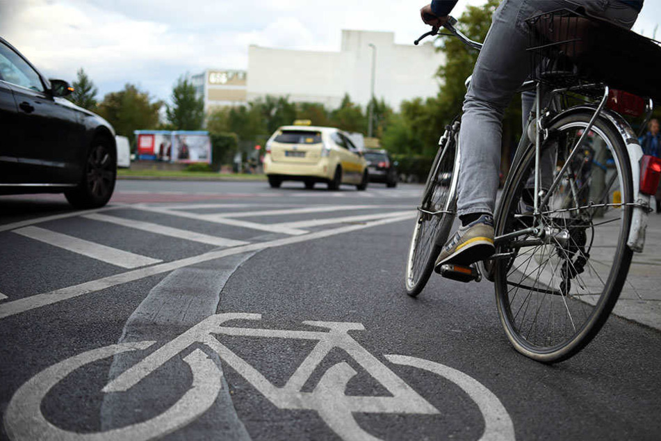 Ein 77-jähriger Fahrradfahrer wurde beim Überholen eines Auto von diesem gestreift, stürzte und verletzte sich schwer (Symbolbild).