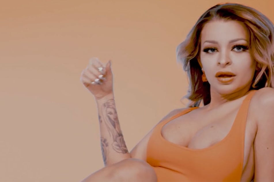 Huch! In "Dicke Lippen" sieht man aber mehr als gewollt von YouTube-Star Katja Krasavice (21).