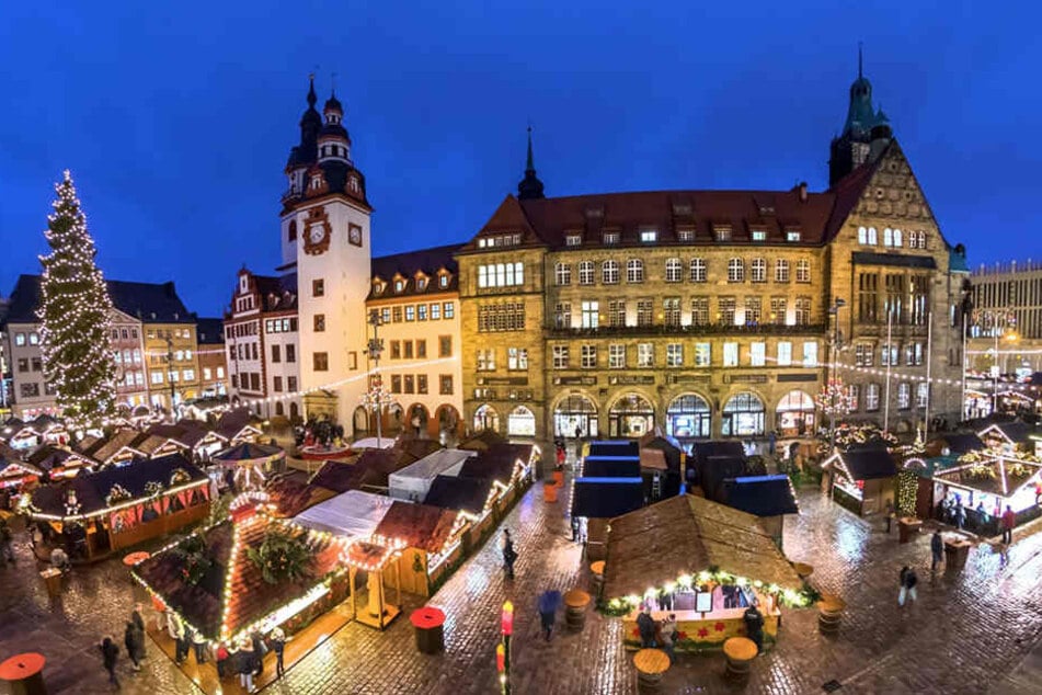 Rund um das Chemnitzer Rathaus finden Besucher rund 200 weihnachtlich geschmückte Hütten.