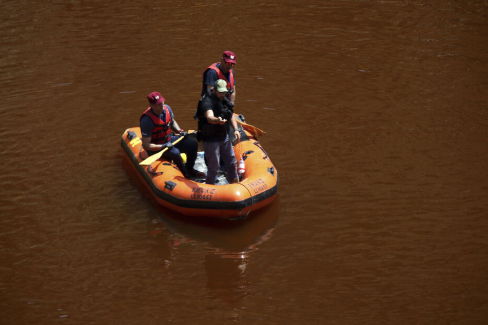 Polizisten suchen auf deinem Baggersee in Zypern nach einem Koffer, in dem Leichenteile vermutet worden waren.