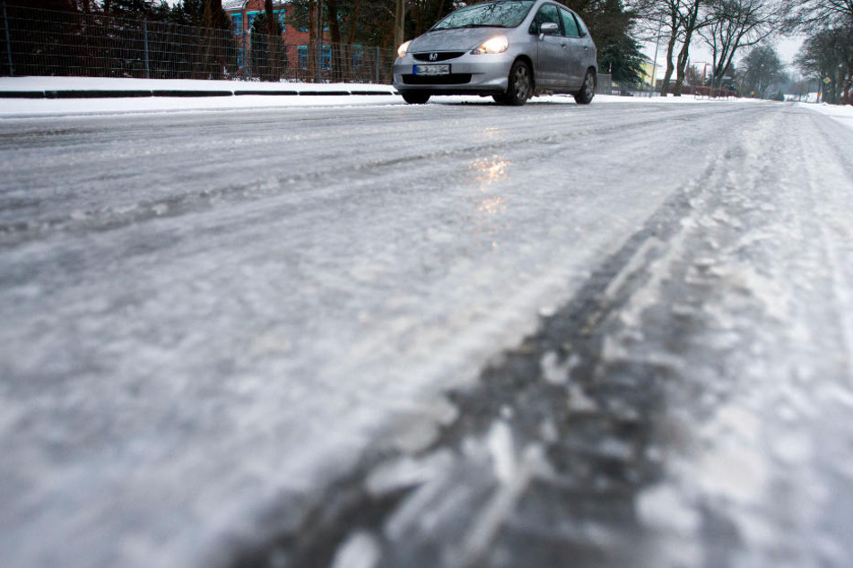 Es kann glatt werden auf den Straßen im Ländle. (Symbolbild)