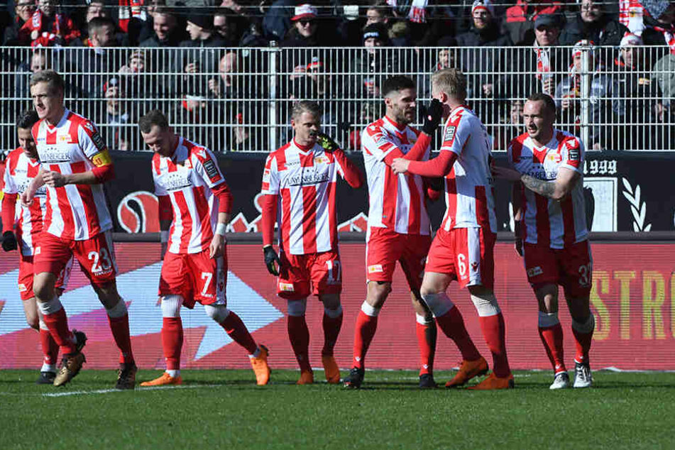 Skrzybski, Kroos, Hartel, Hedlund, Trimmel, Torschütze Pedersen und Leistner bejubeln das 2:0.
