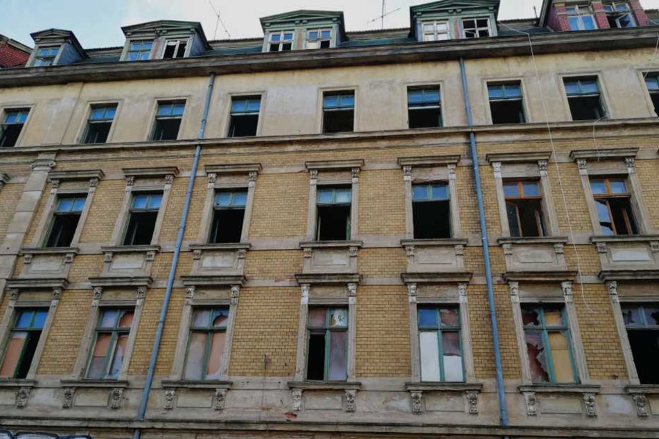 Bei den Löscharbeiten fanden Kameraden der Feuerwehr in diesem Haus einen Mann in den Flammen.