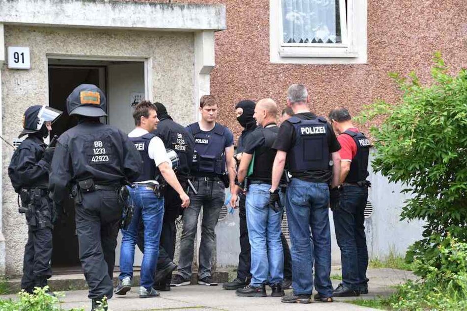 Polizeibeamte besprechen sich vor der Tür des Flüchtlingsheimes.
