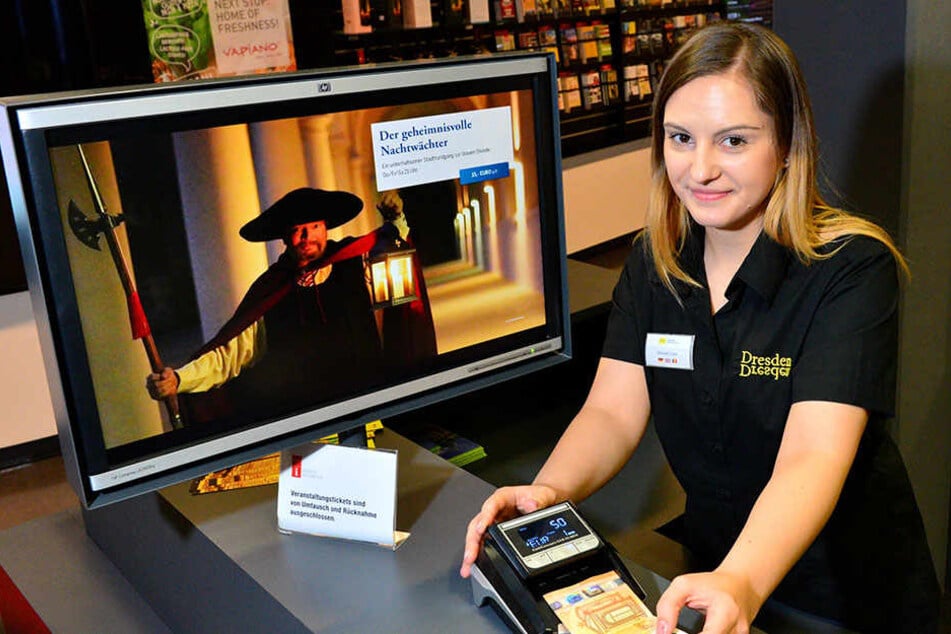 Mariana Ciotau (23) von der
Dresden Information prüft inzwischen jeden Geldschein mit einem speziellen
Scanner.