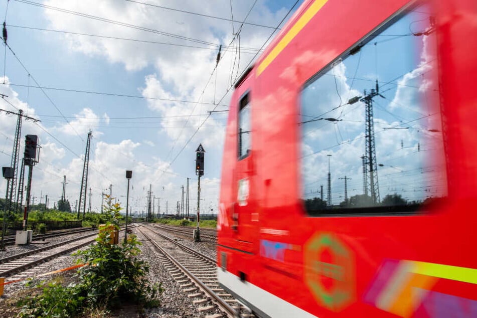 Auf der Strecke wird zunächst kein Zug mehr fahren. (Symbolbild)