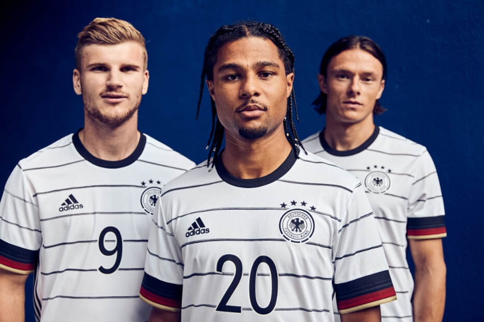 Timo Werner, Serge Gnabry und Nico Schulz fühlen sich schon pudelwohl im neuen Trikot.