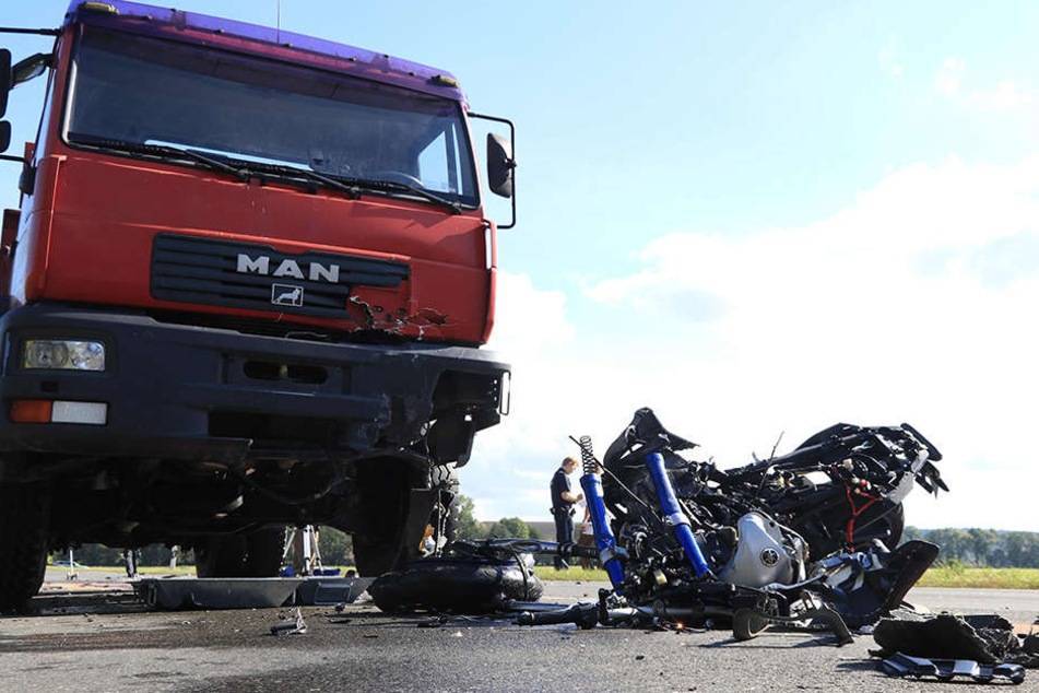 Der Biker verstarb noch an der Unfallstelle.