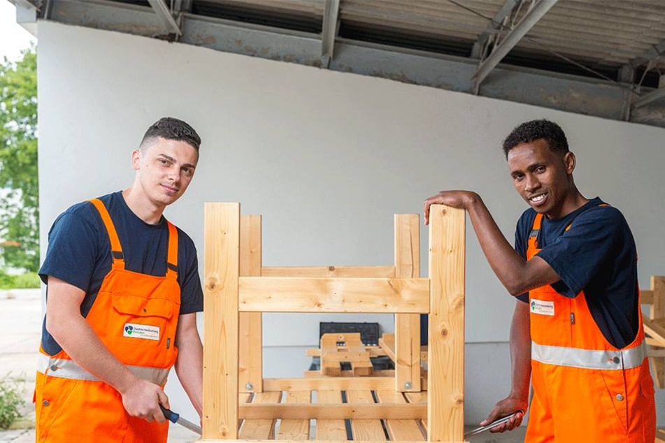 Auch die Dresdner Stadtentwässerung treibt die Arbeitsmarktintegration von Flüchtlingen voran. Hier: Arbnor Morina und Hassan Abdi Adan im Juli 2016 bei der Arbeit.