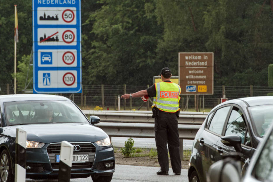 Die Diebe hatten eine Polizeikontrolle vorgetäuscht, auf die ein 75-Jähriger reingefallen war. (Symbolbild)
