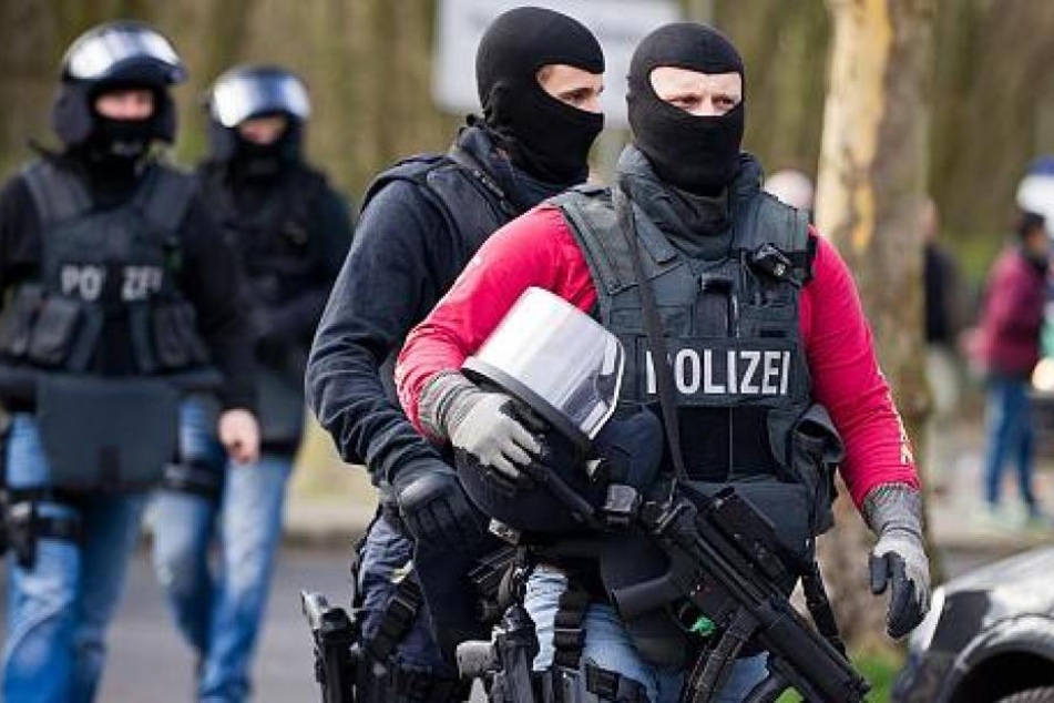 Spezialeinsatzkräfte konnten die Wohnung rechtzeitig stürmen, bevor der 27-Jährige seiner Mutter etwas antun konnte. (Symbolbild)