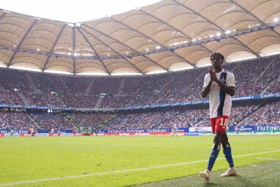 Nach seiner Auswechslung applaudierte Jatta den Zuschauern, die sich allesamt erhoben hatten.