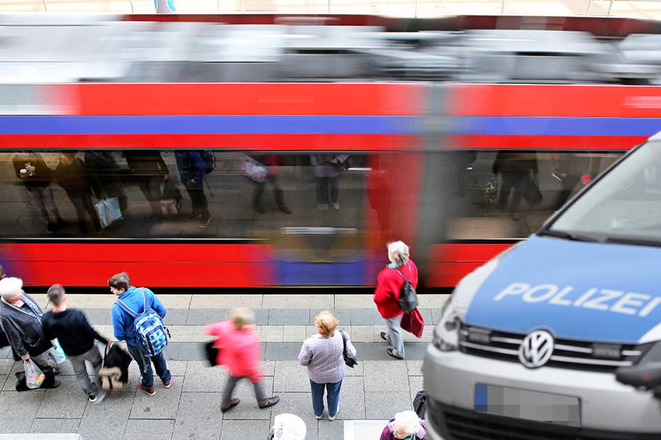 Die Polizei sucht Zeugen nach der unfairen Schlägerei.