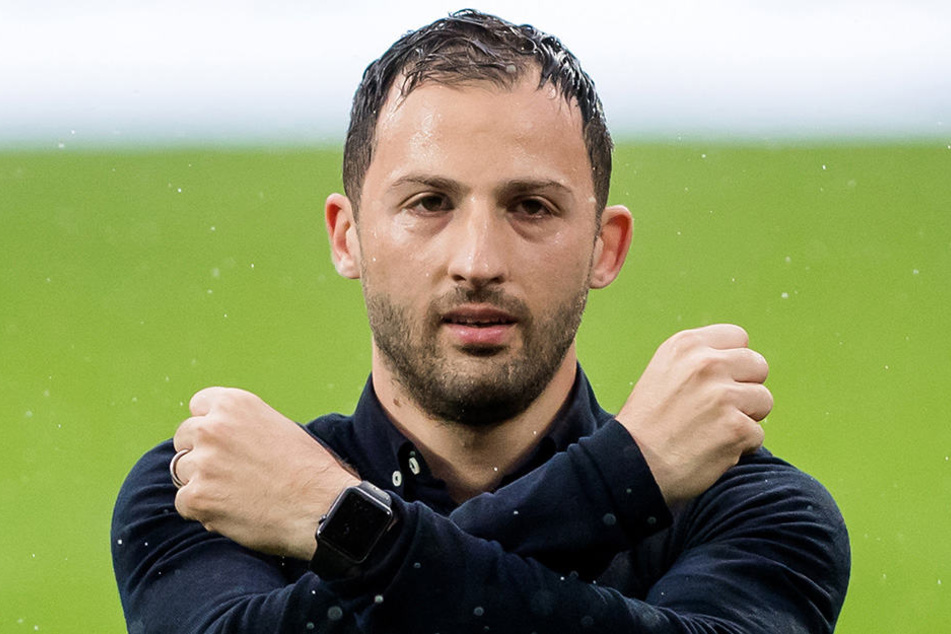 Domenico Tedesco kreuzte nicht nur einmal die Hämmer, um seine Verbundenheit mit dem FC Erzgebirge zu demonstrieren...