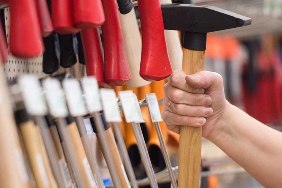 Mit einem Hammer soll ein 53-jähriger Obdachloser am Dienstagabend zwei Dutzend Autos beschädigt haben. Jetzt kam er in eine Psychiatrie. (Symbolfoto)