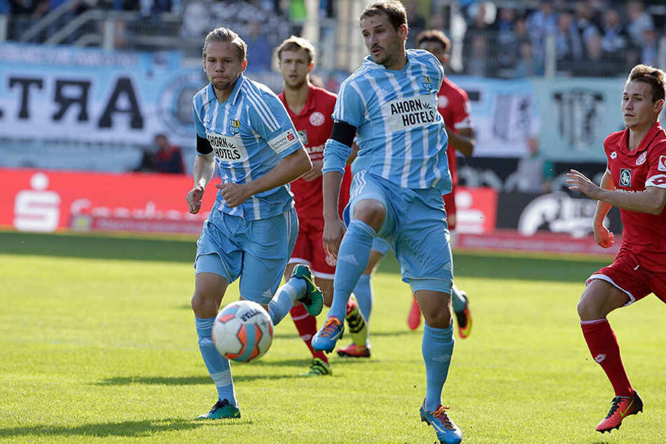 Trauerflor beim Spiel am Sonntag (v.l. Dennis Grote und Anton Fink)
