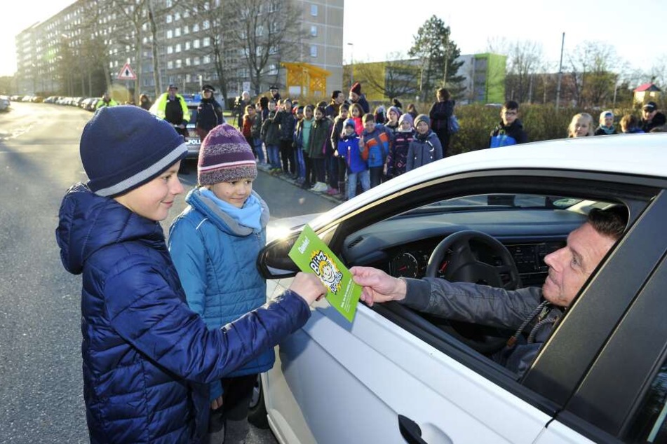 Grüne Karte von Benny (9) und Abigail (9) an der Makarenko-Grundschule. Doch vorbildliche Autofahrer gab es bei „Blitz für Kids“ zu selten