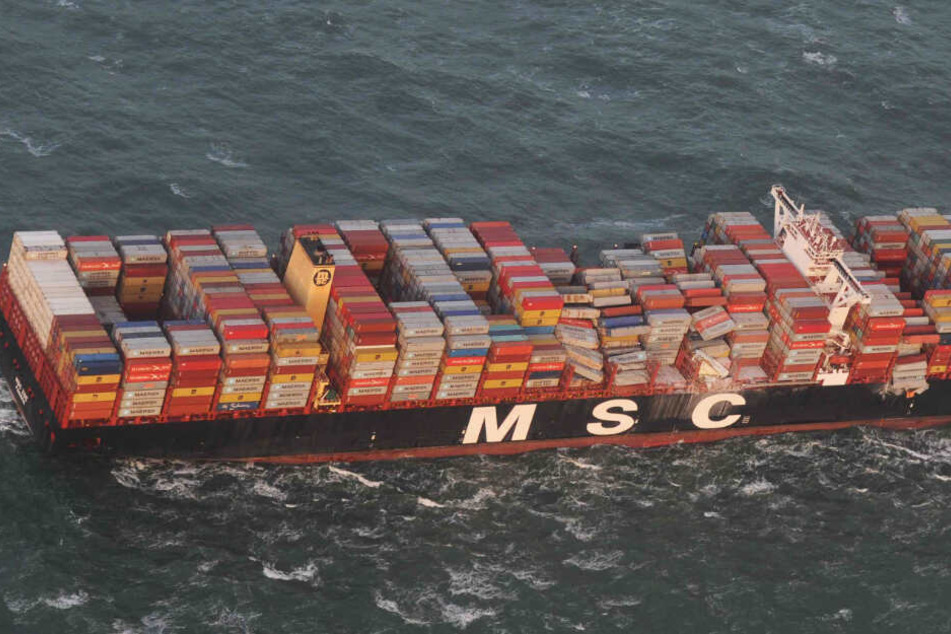 Zahlreiche Containerreihen stürzen um, die Fracht ging über Bord.